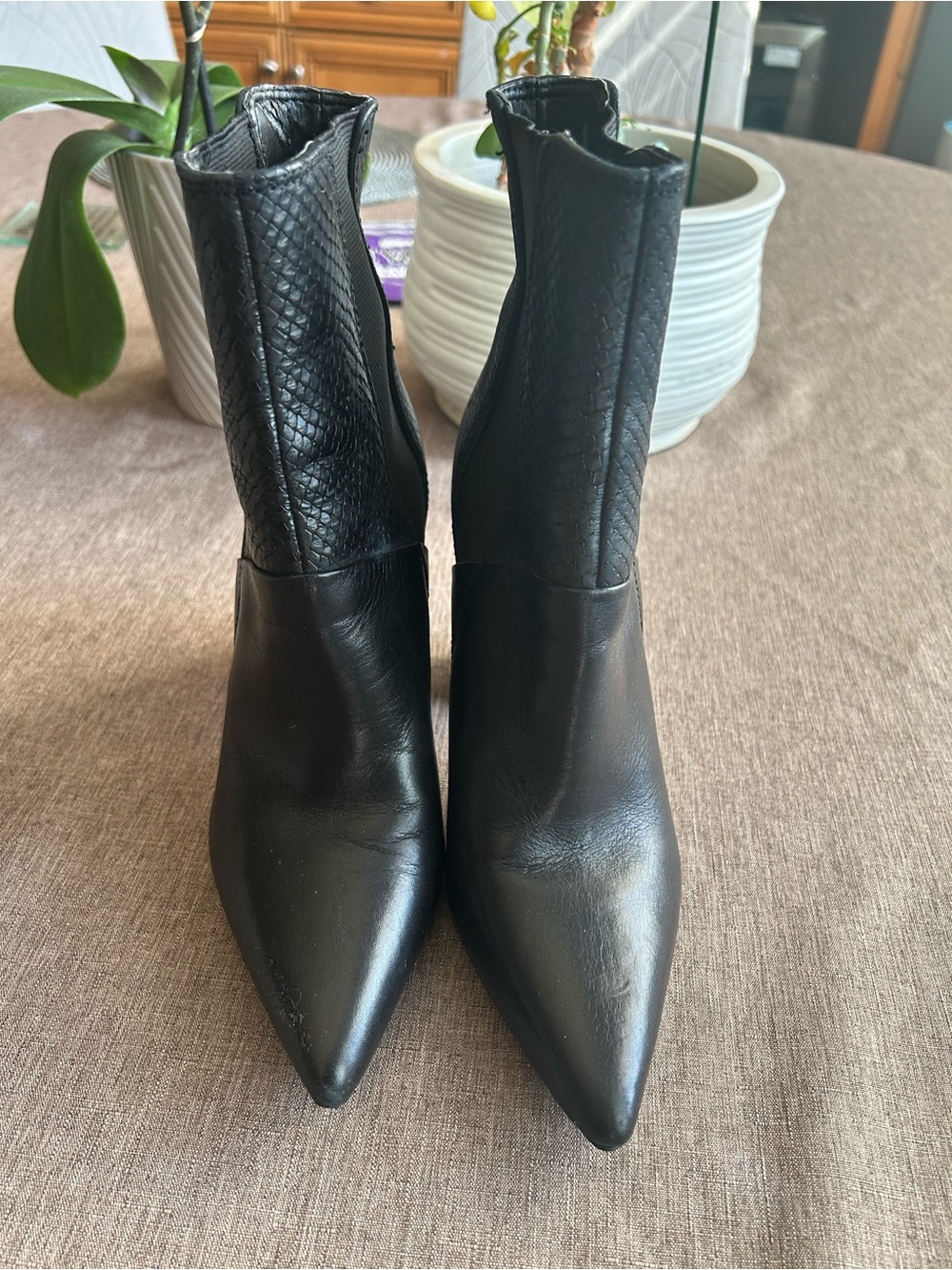 Women's Black Pointed Toe Ankle Boots - Sleek Leather Design by Guess Sz 6.5
